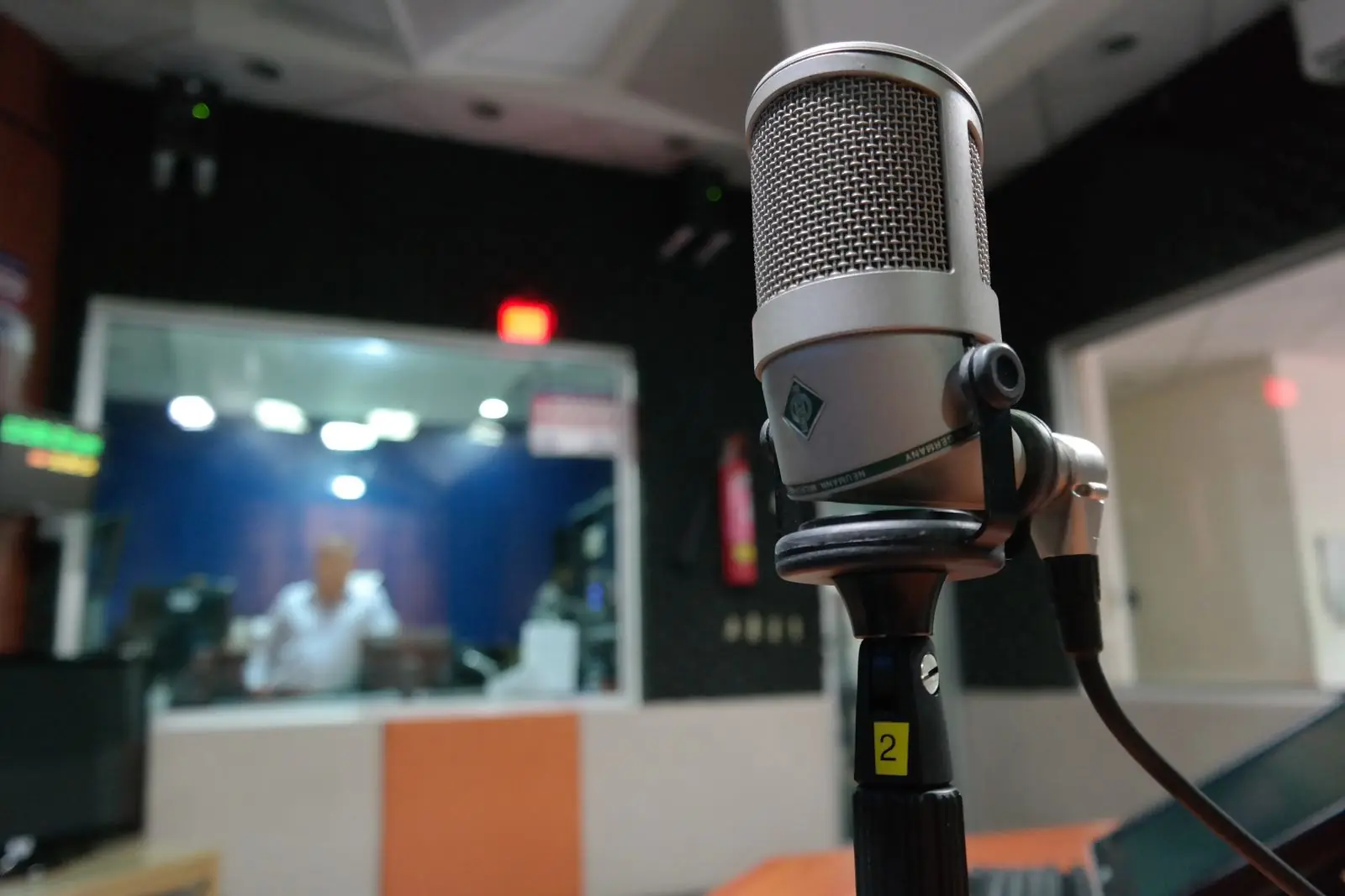 Micrófono profesional en un estudio de radio