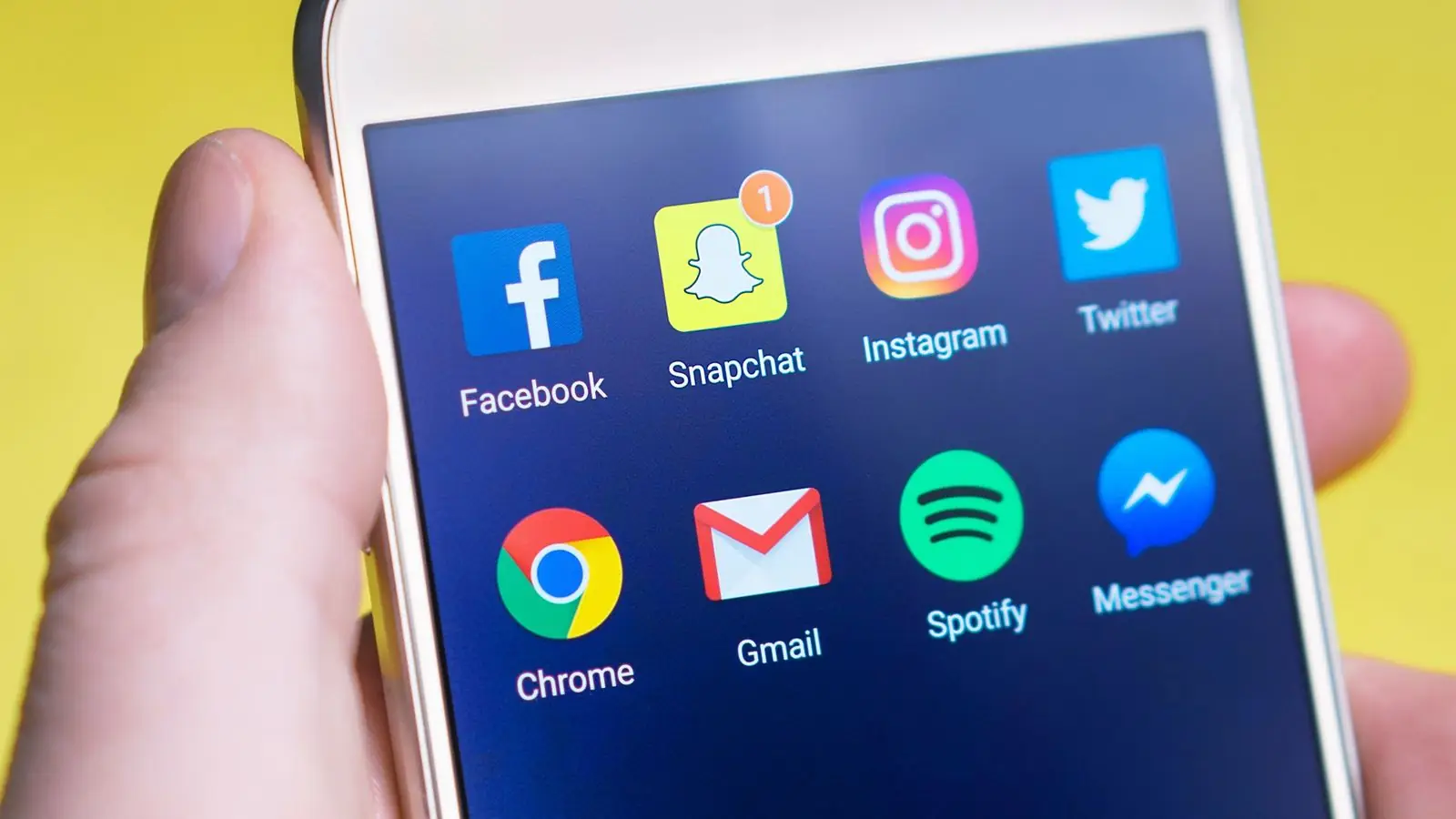 Mano sosteniendo un smartphone con redes sociales