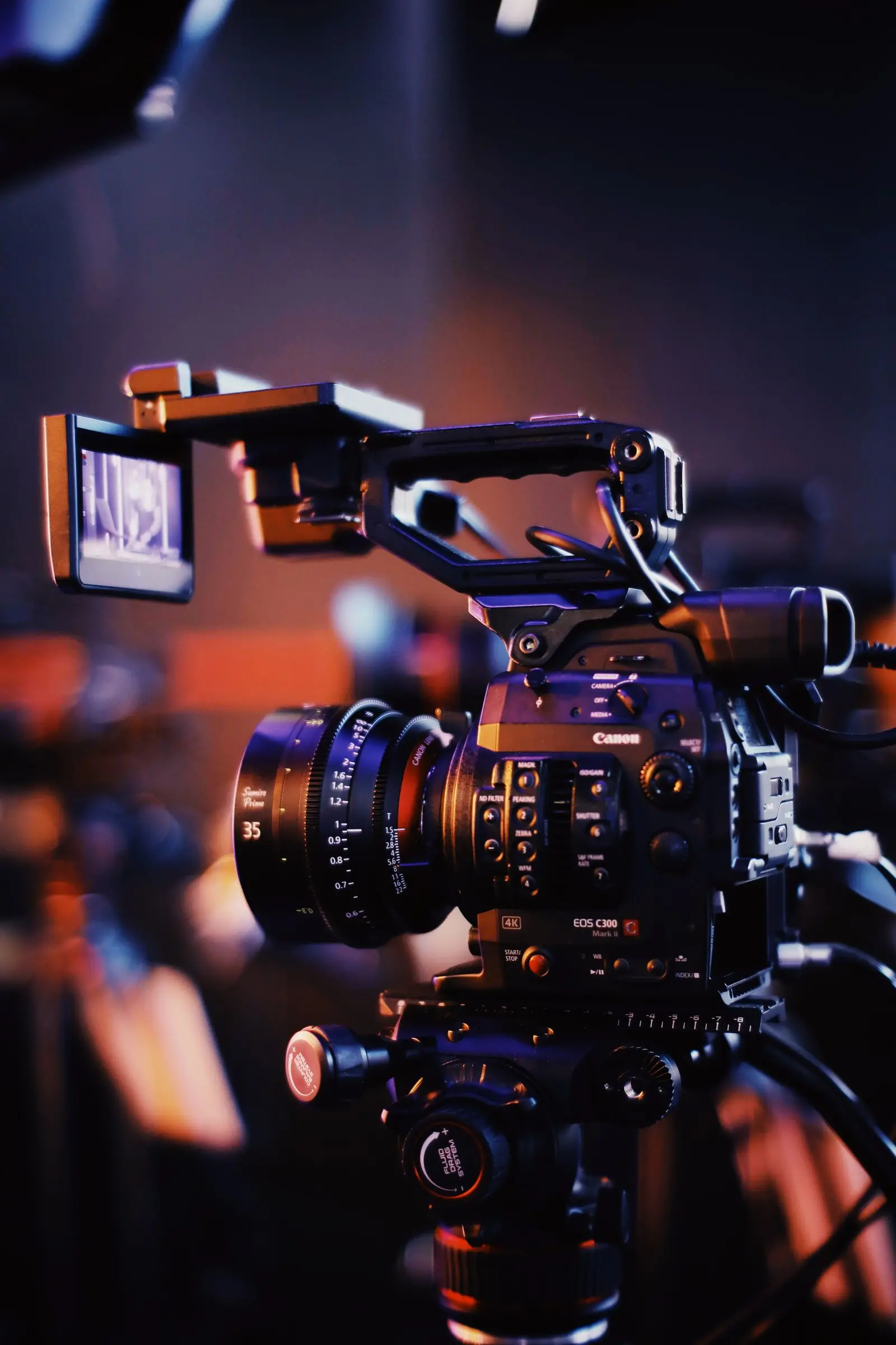 Cámara de vídeo profesional en un estudio