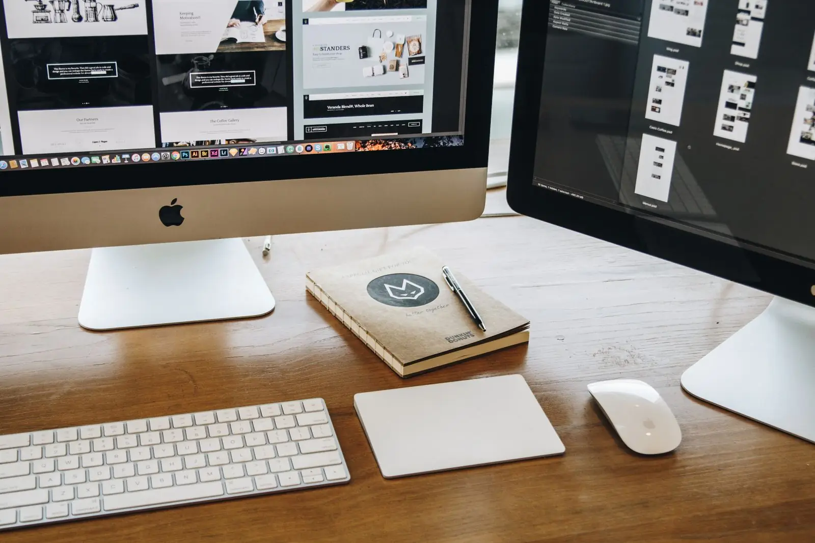 Puesto de trabajo de diseño web con dos monitores